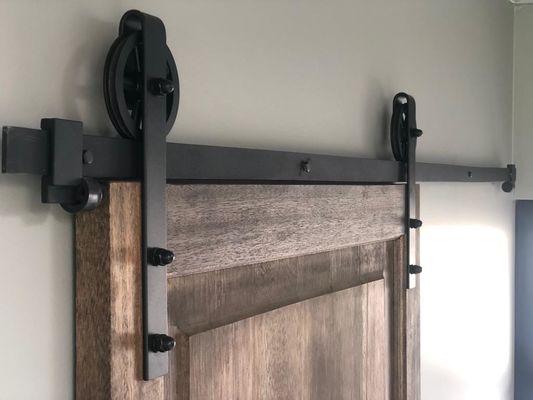 6.6FT Phần cứng cửa trượt bằng gỗ đơn màu đen Bộ con lăn bánh xe lớn màu đen